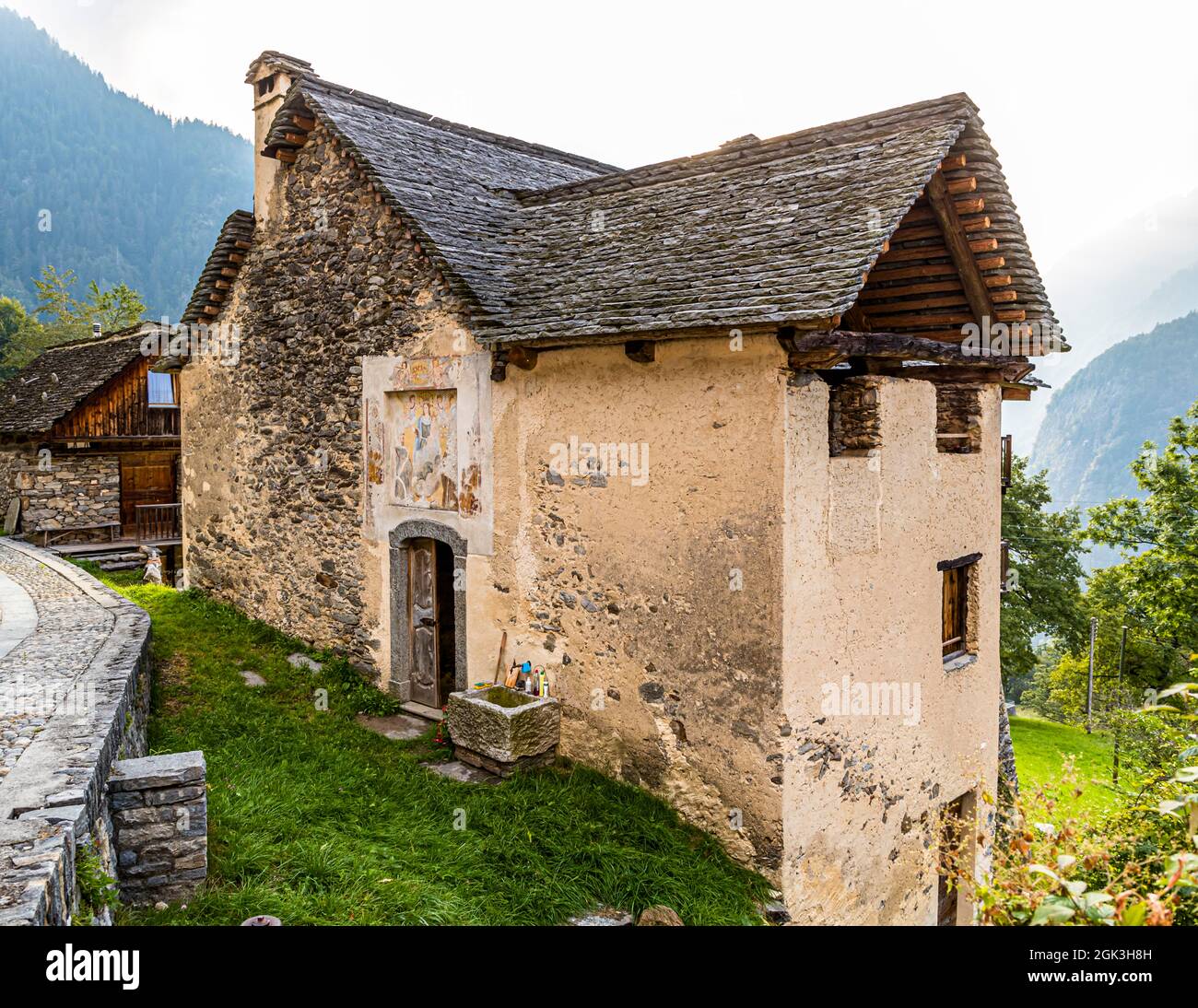 A Cerentino, i visitatori possono soggiornare nella storica casa patrizia Cà Vegia, finemente ristrutturata, con mobili secolari ma senza elettricità. Il lavandino si trova di fronte alla porta d'ingresso, Circolo della Rovana, Svizzera Foto Stock