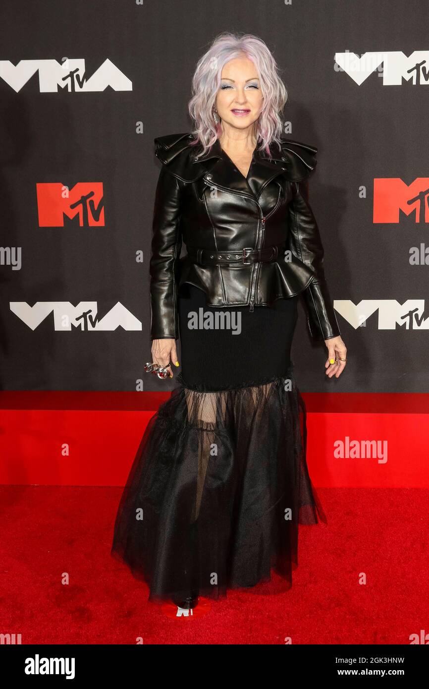 New York, Stati Uniti. 12 settembre 2021. Cyndi Lauper partecipa ai 2021 MTV Video Music Awards, VMA, presso il Barclays Center di Brooklyn, New York, USA, il 12 settembre 2021. Credit: dpa/Alamy Live News Foto Stock