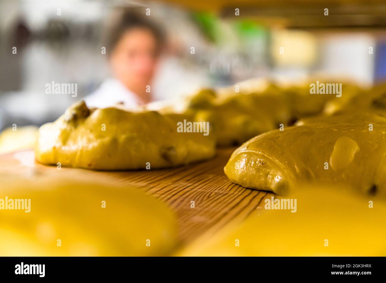 Produzione di panettone nella Pasticceria Marnin di Locarno, Svizzera. Circolo di Locarno, Svizzera Foto Stock