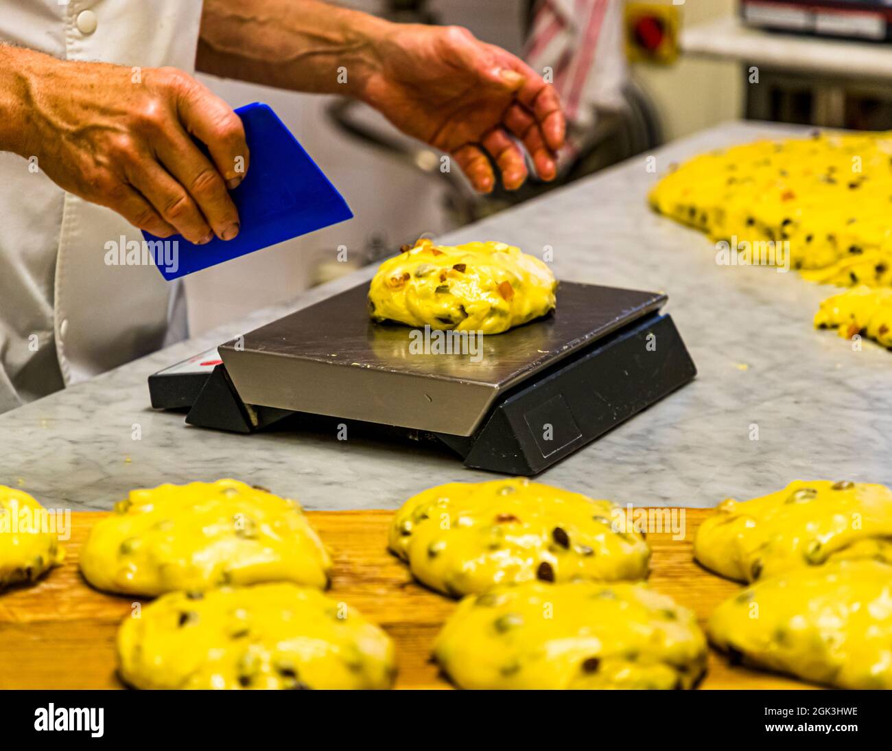 I dolci della produzione di panettone sono pronti su un tavolo nella cucina della Pasticceria Marnin a Locarno. Via Valmarella, Ticino, Svizzera. Foto Stock