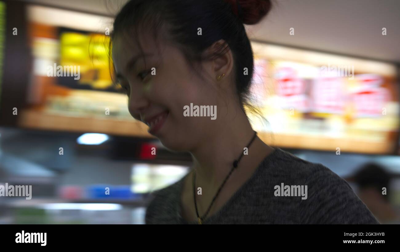 Alcuni dei migliori Hawker Food di Geylang, Singapore Waitress Foto Stock