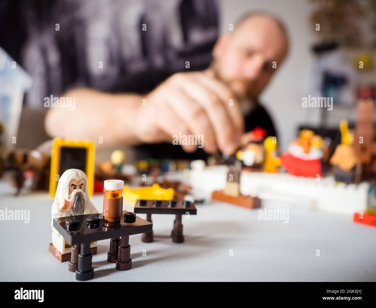 l'uomo adulto gioca con il costruttore, progettando come hobby Foto Stock