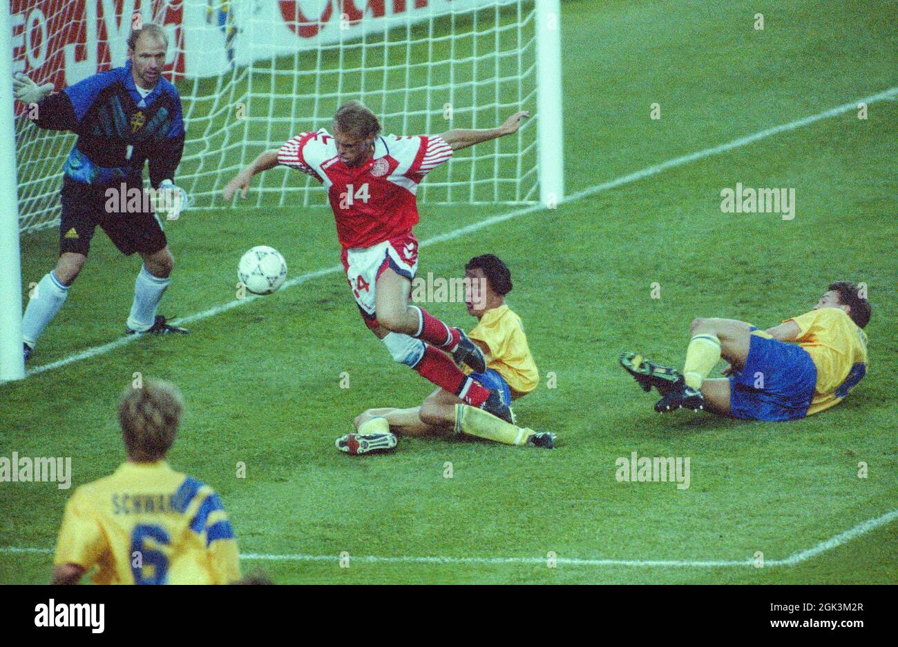 SVEZIA-DANIMARCA 1-0 EURO92 in Svezia.Henrik Dalsgaard è fermato dai difensori svedesi Joachim Björklund e Roland Nilsson il portiere Thomas Ravelli attende Foto Stock