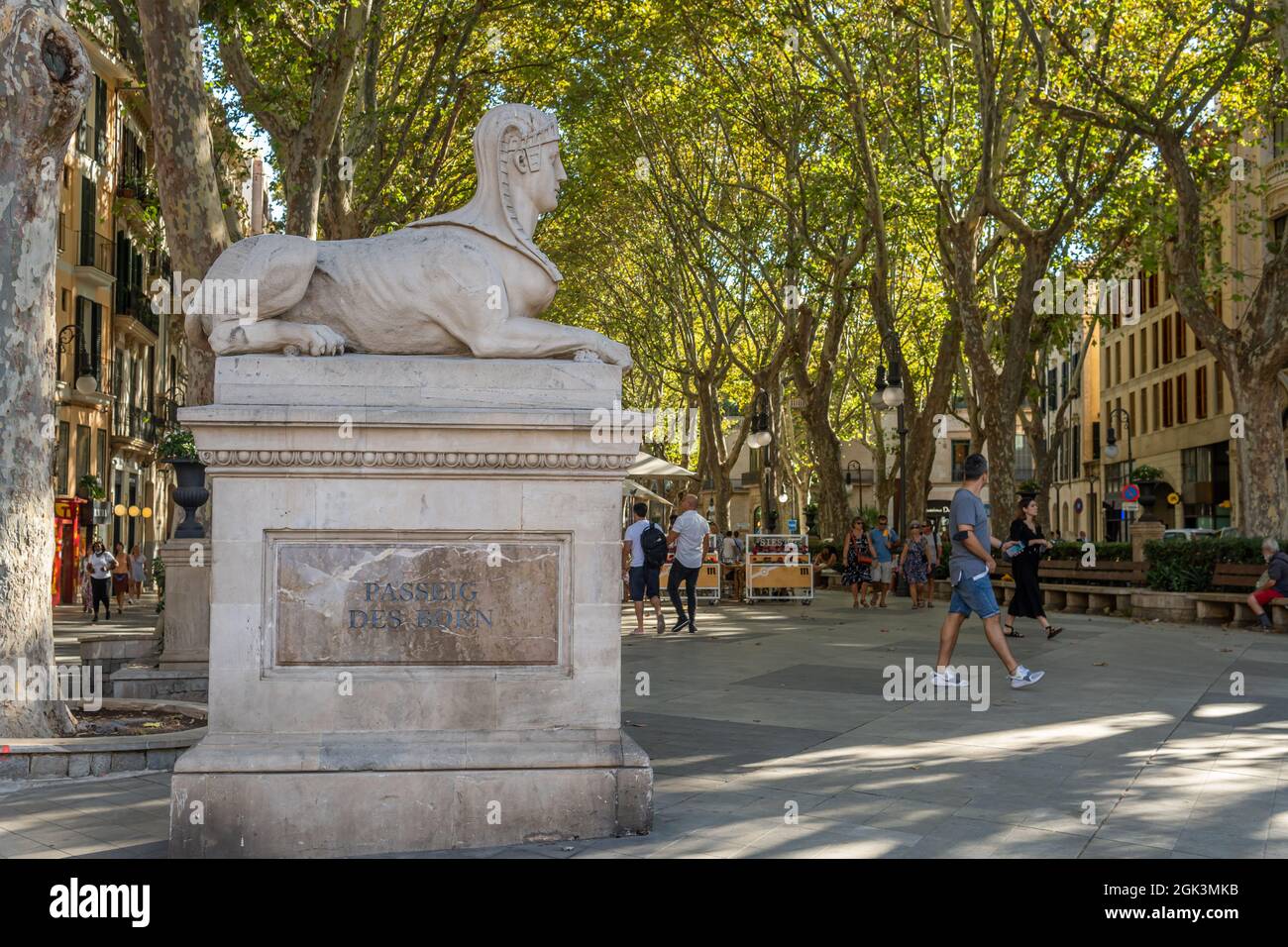 Palma di Maiorca, Spagna; settembre 10 2021: Scultura di sfinge di pietra e lapide che annuncia l'ingresso al Passeig del Borne. Nel backgroun Foto Stock