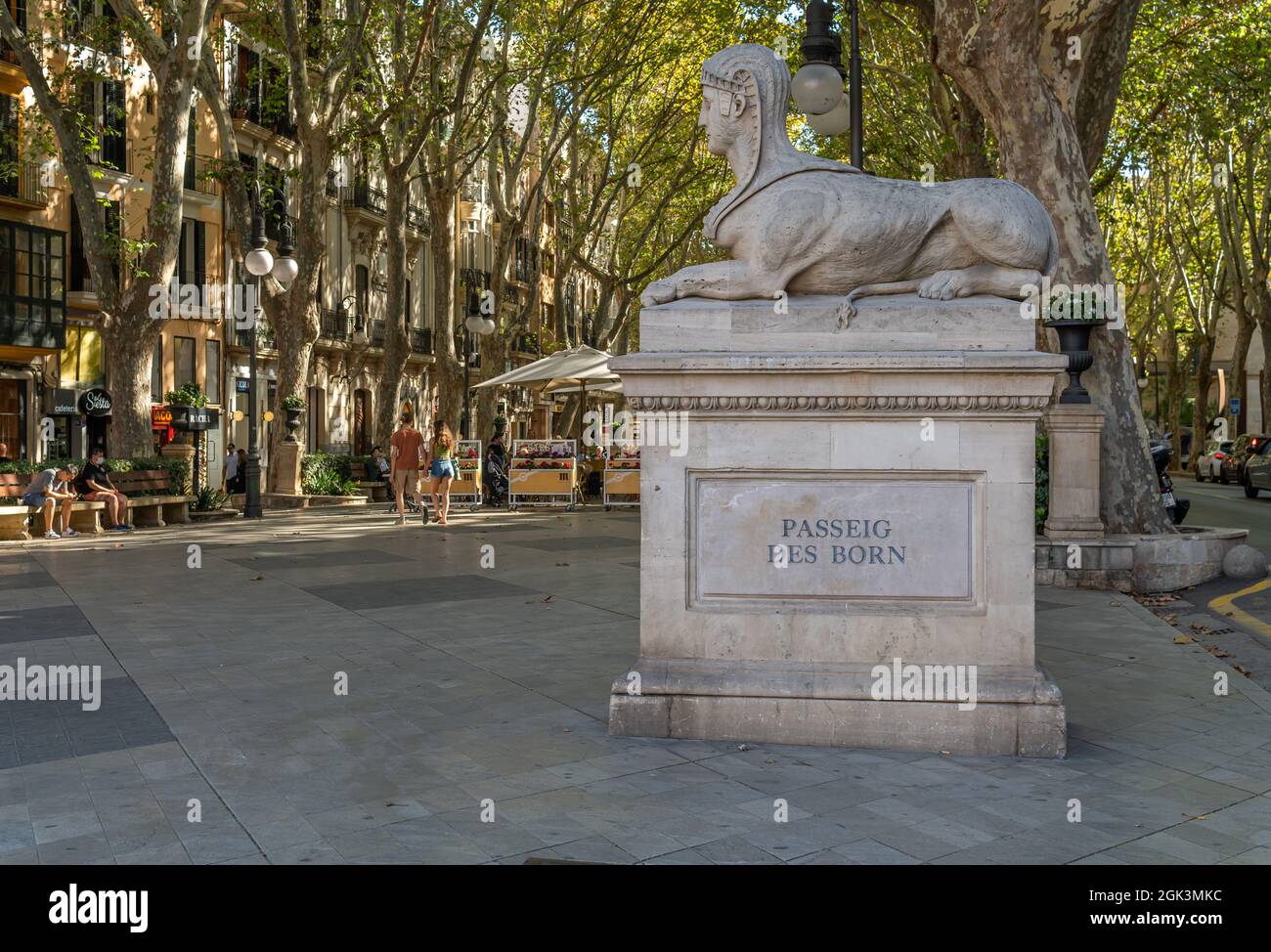 Palma di Maiorca, Spagna; settembre 10 2021: Scultura di sfinge di pietra e lapide che annuncia l'ingresso al Passeig del Borne. Nel backgroun Foto Stock