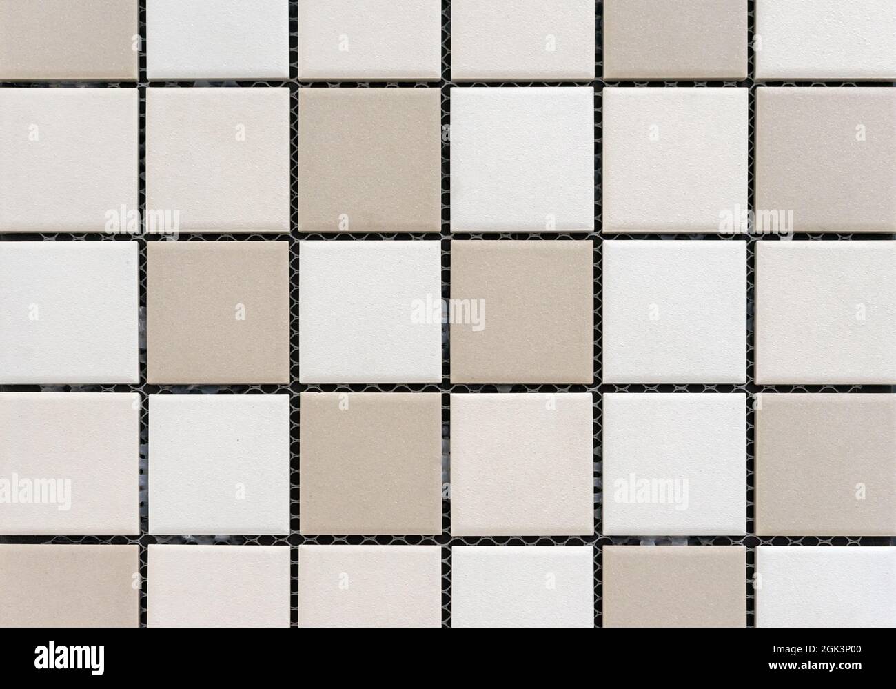 Piastrelle a mosaico in ceramica con quadrati beige e beige chiaro. Foto Stock