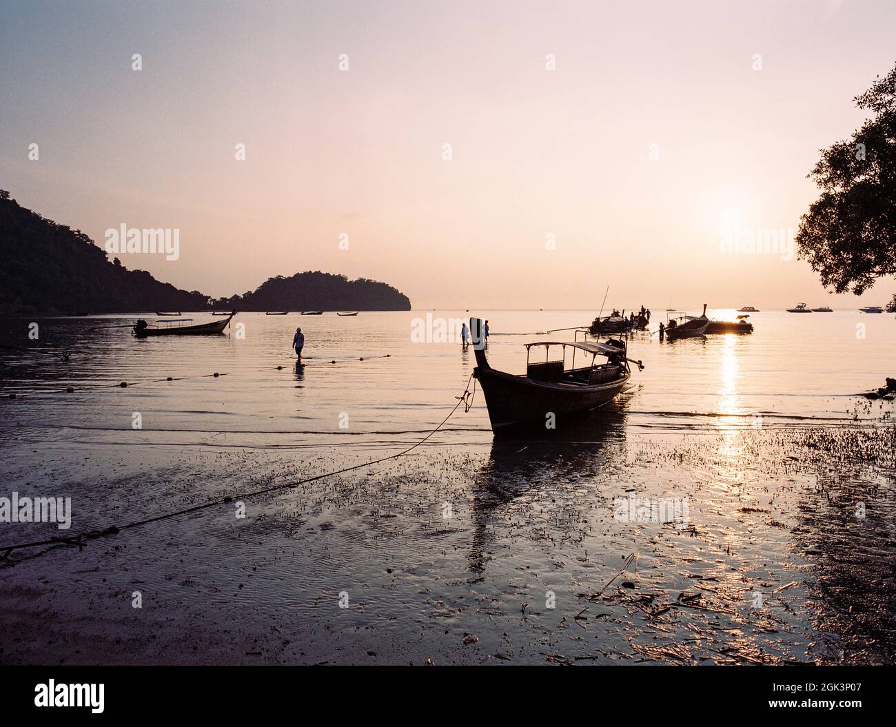 Sunrise sopra East Railay Beach Krabi Thailandia. Foto Stock