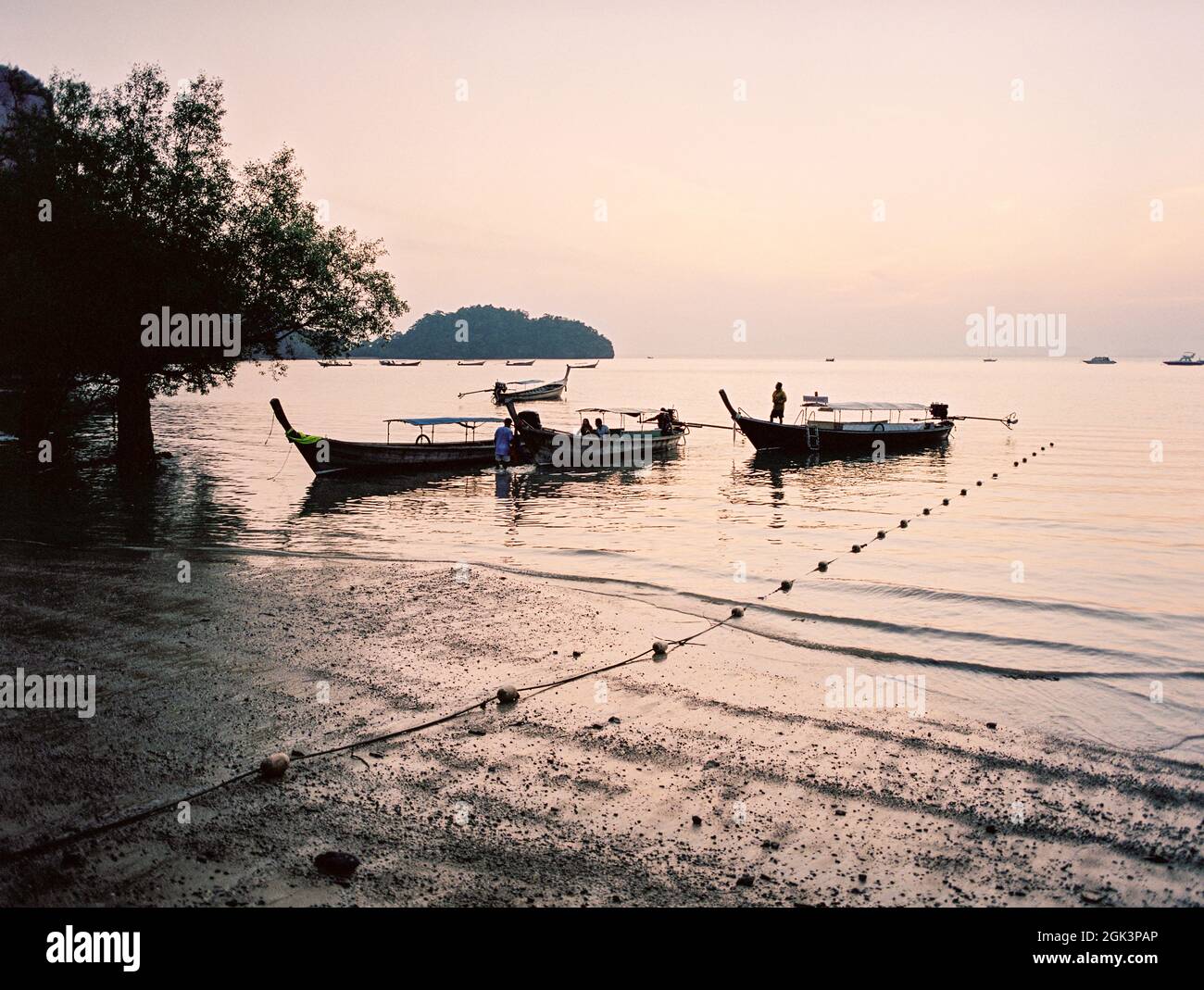 Sunrise sopra East Railay Beach Krabi Thailandia. Foto Stock