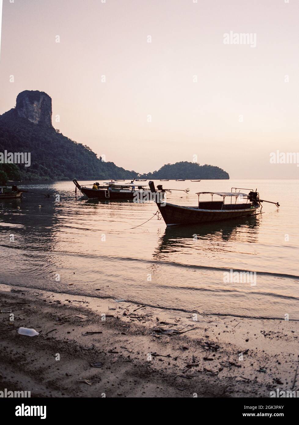 Sunrise sopra East Railay Beach Krabi Thailandia. Foto Stock