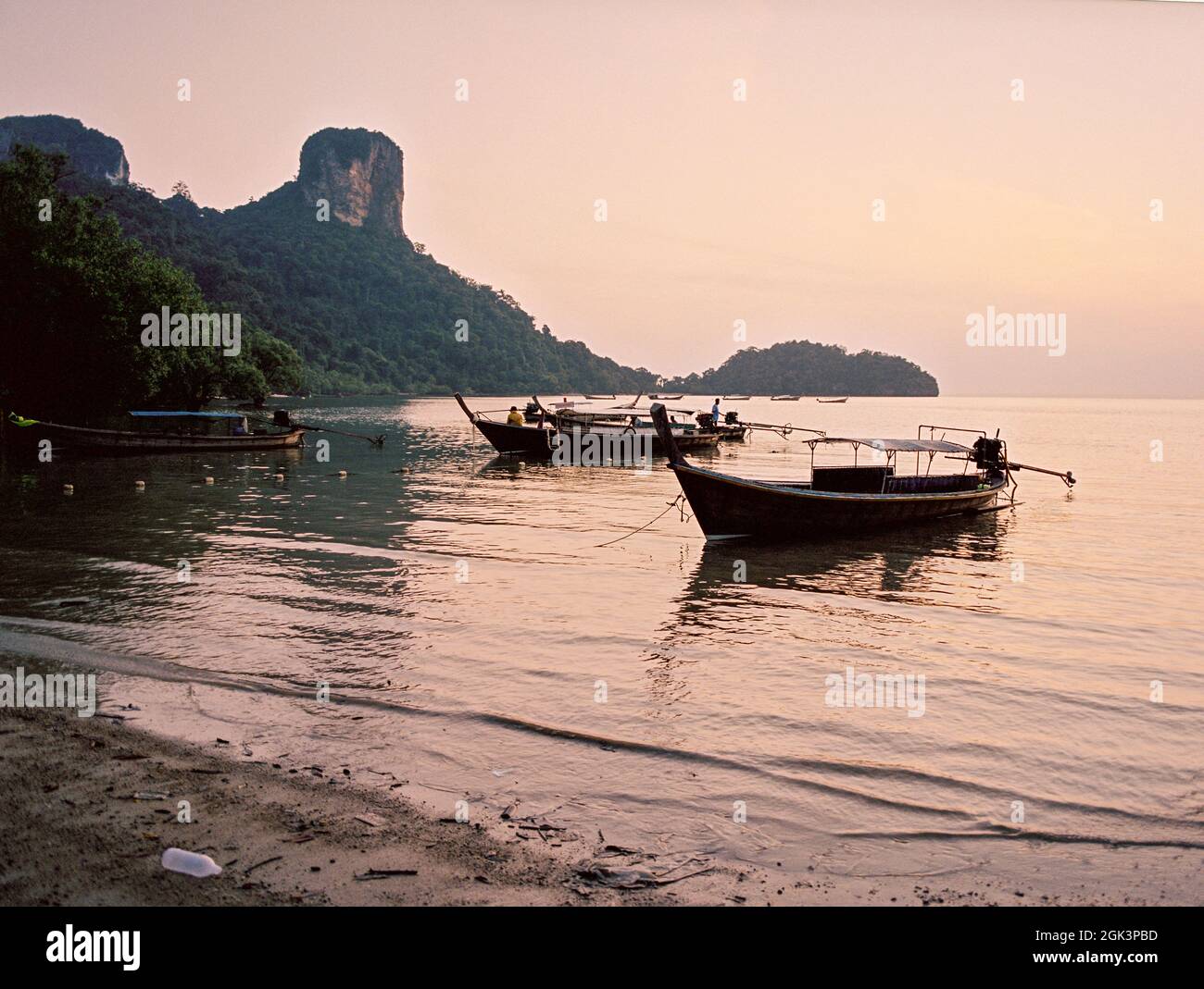 Sunrise sopra East Railay Beach Krabi Thailandia. Foto Stock