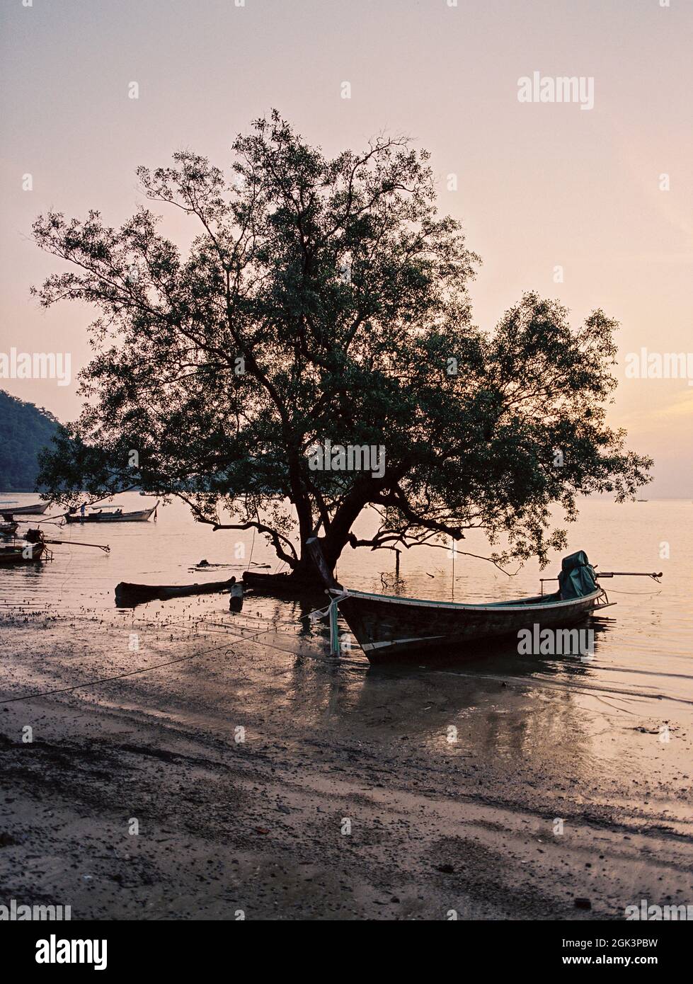 Sunrise sopra East Railay Beach Krabi Thailandia. Foto Stock