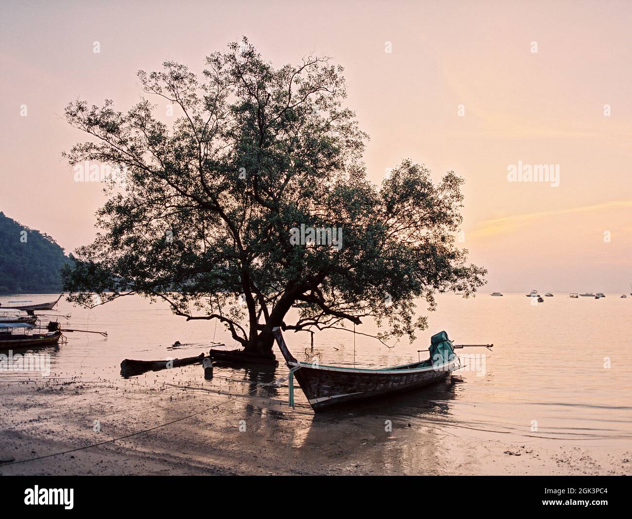 Sunrise sopra East Railay Beach Krabi Thailandia. Foto Stock