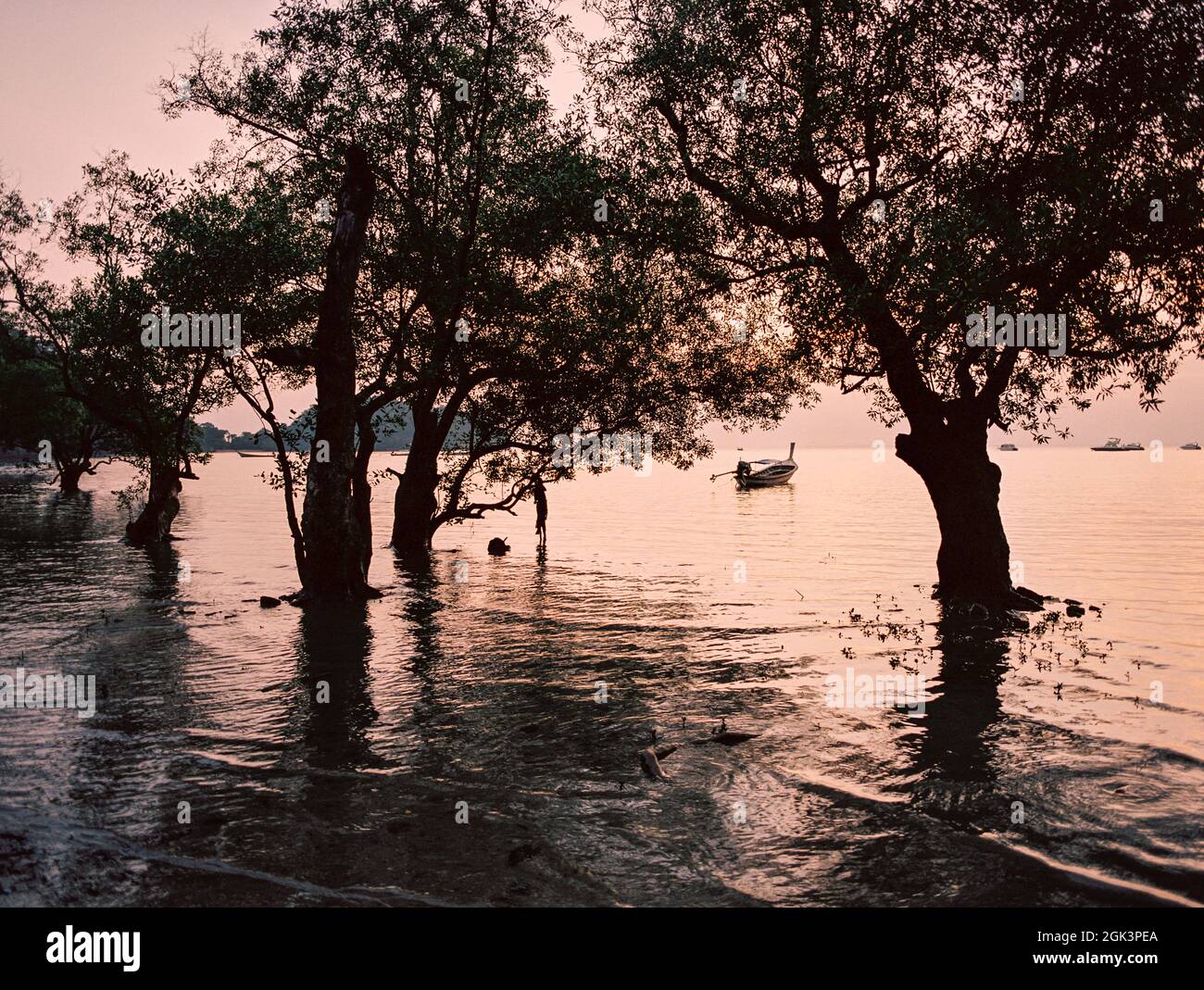 Sunrise sopra East Railay Beach Krabi Thailandia. Foto Stock