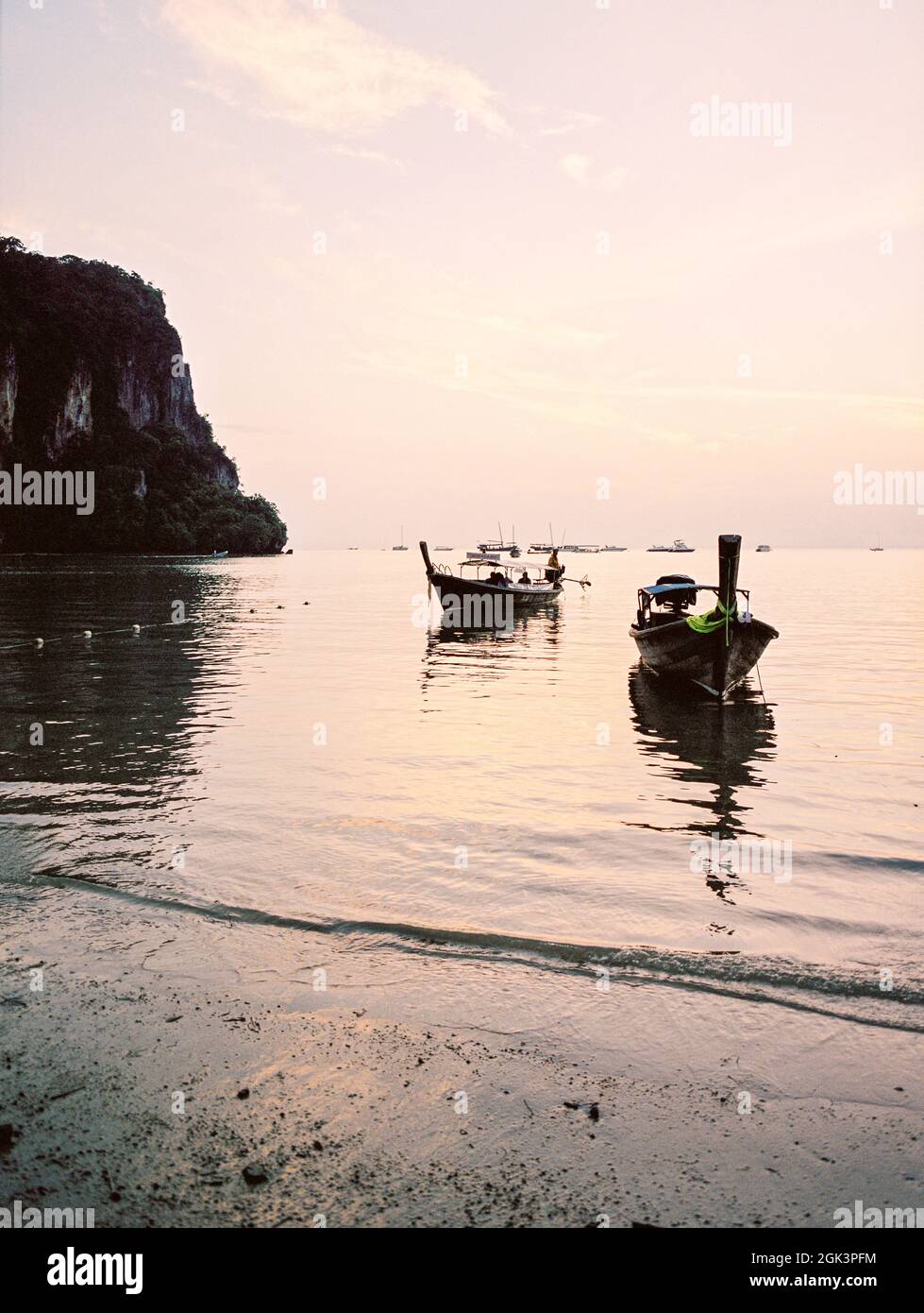 Sunrise sopra East Railay Beach Krabi Thailandia. Foto Stock