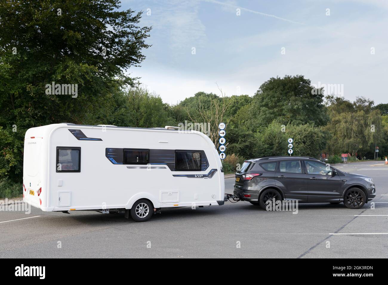 coachman auto-a-van tirare nel parcheggio della stazione di servizio Foto Stock
