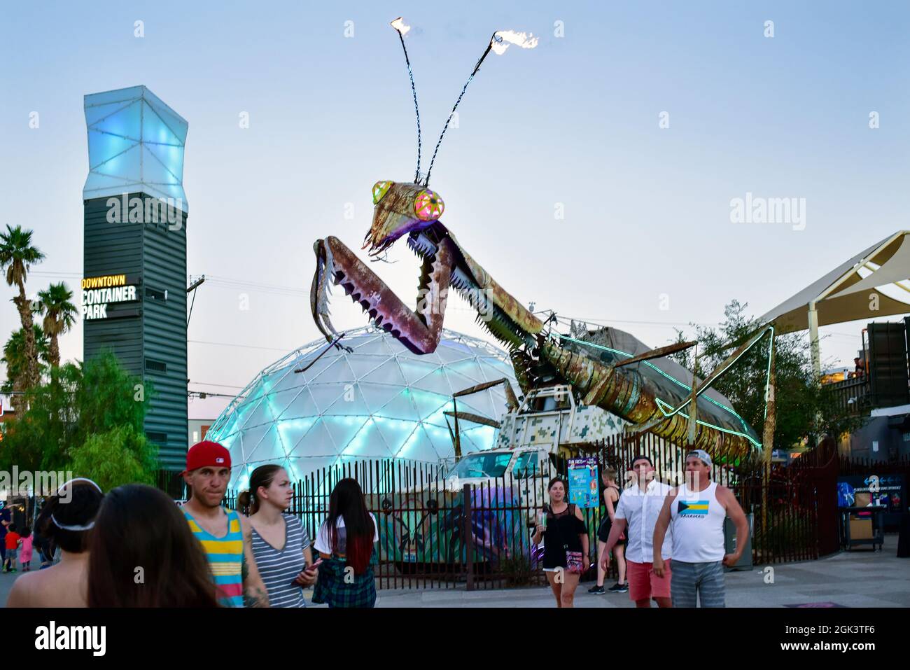 Persone che si aggrappano al Las Vegas Downtown Container Park pregando Mantis Sculpture Foto Stock
