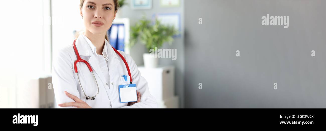 Ritratto della dottoressa in camice bianco in ufficio medico Foto Stock