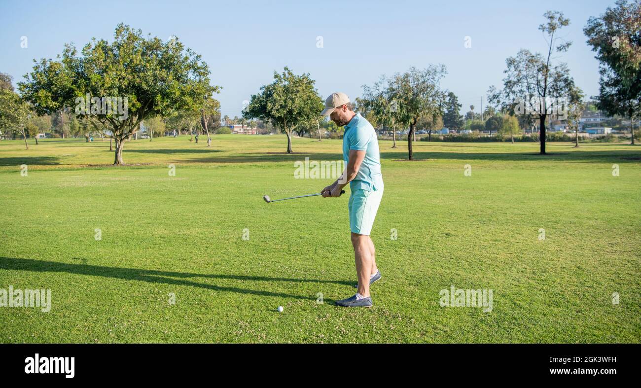 uomo che gioca a golf su erba verde, sport Foto Stock