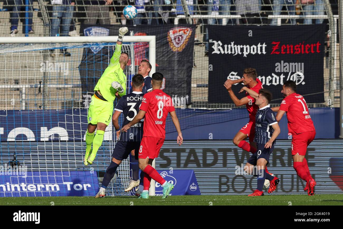 Città di Bochum, Germania. 12 settembre 2021. Primo: 12.09.2021, Fuvuball, 1° Bundesliga, stagione 2021/2022, VFL Bochum - Hertha BSC Berlin 1: 3 goalwart Manuel RIEMANN, Bochum, Parade Credit: dpa/Alamy Live News Foto Stock