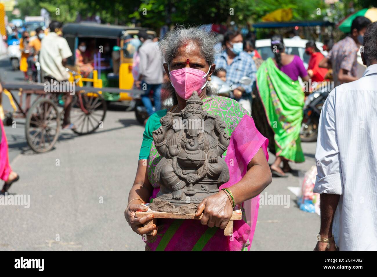 Pondicherry, India - 10 settembre 2021 - portando una statua di argilla di Ganesh per celebrare Ganesh Pooja. Foto Stock