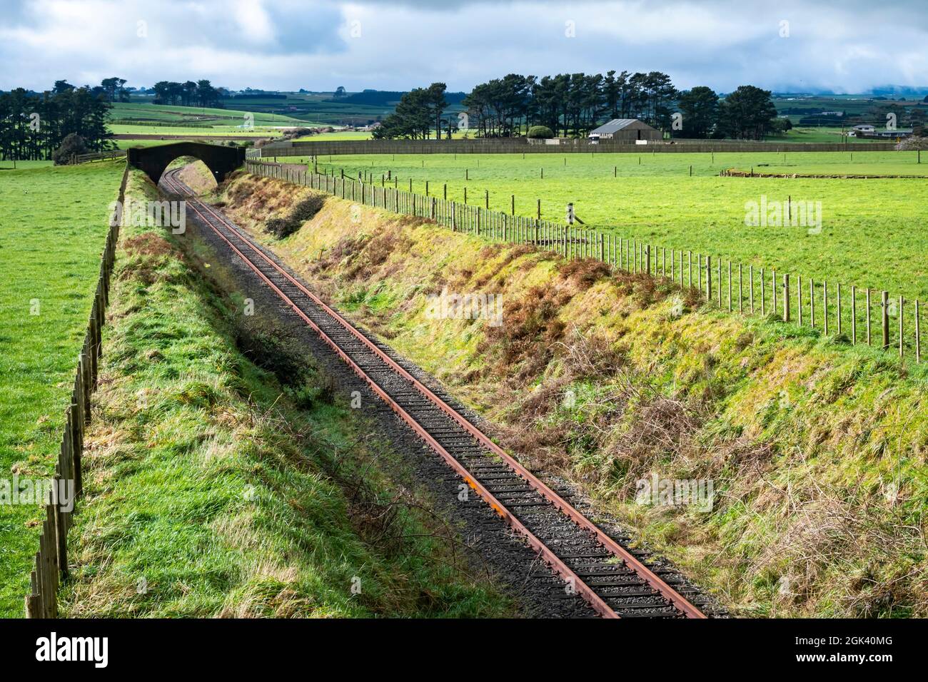 Ponte ad arco sulla linea ferroviaria a binario singolo, Taranaki, Isola del Nord, Nuova Zelanda Foto Stock