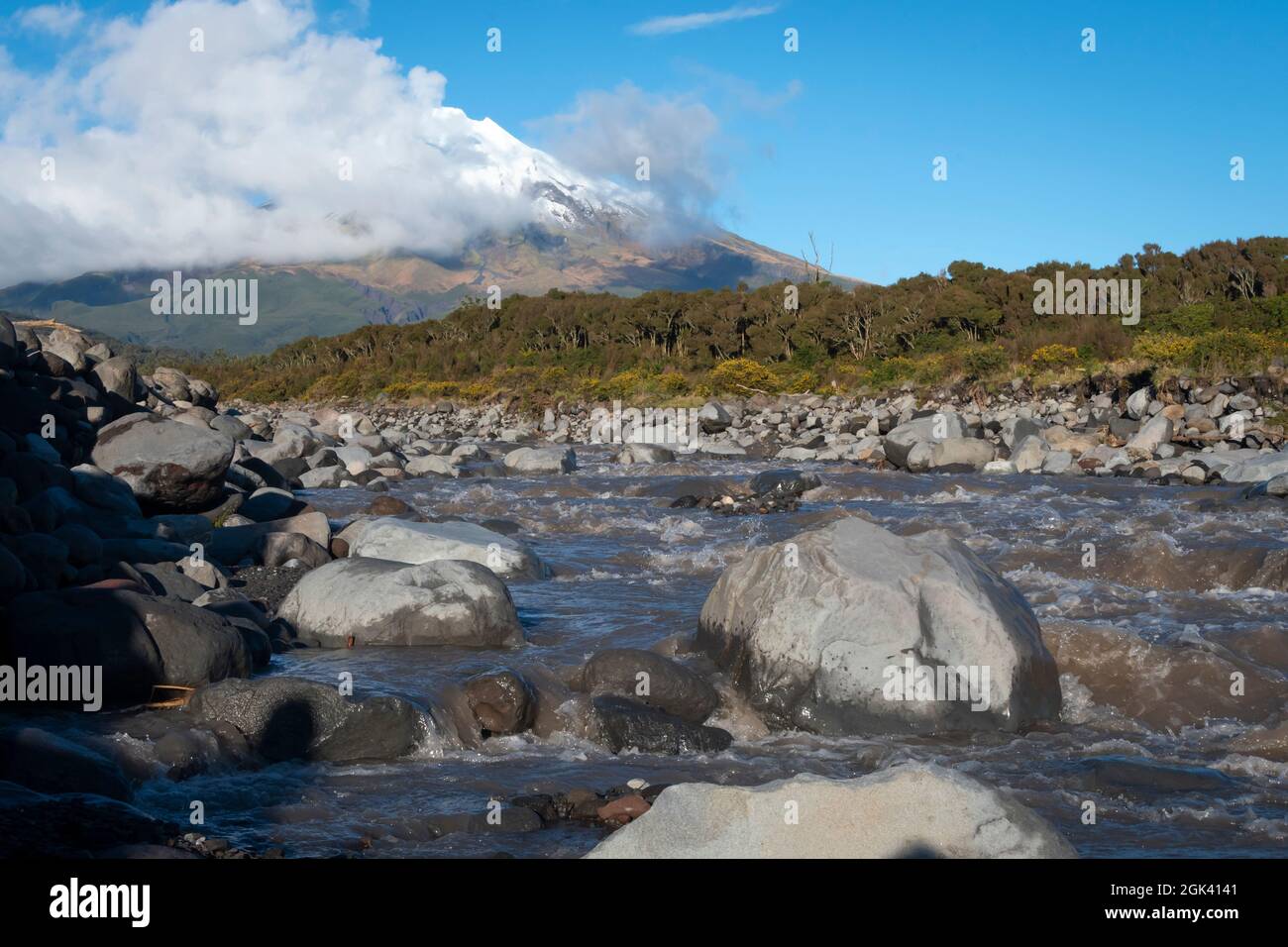 Monte Taranaki e fiume Stony, Taranaki, Isola del Nord, Nuova Zelanda Foto Stock