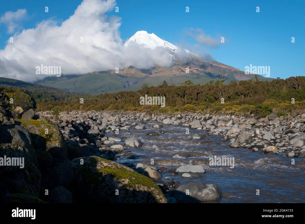 Monte Taranaki e fiume Stony, Taranaki, Isola del Nord, Nuova Zelanda Foto Stock