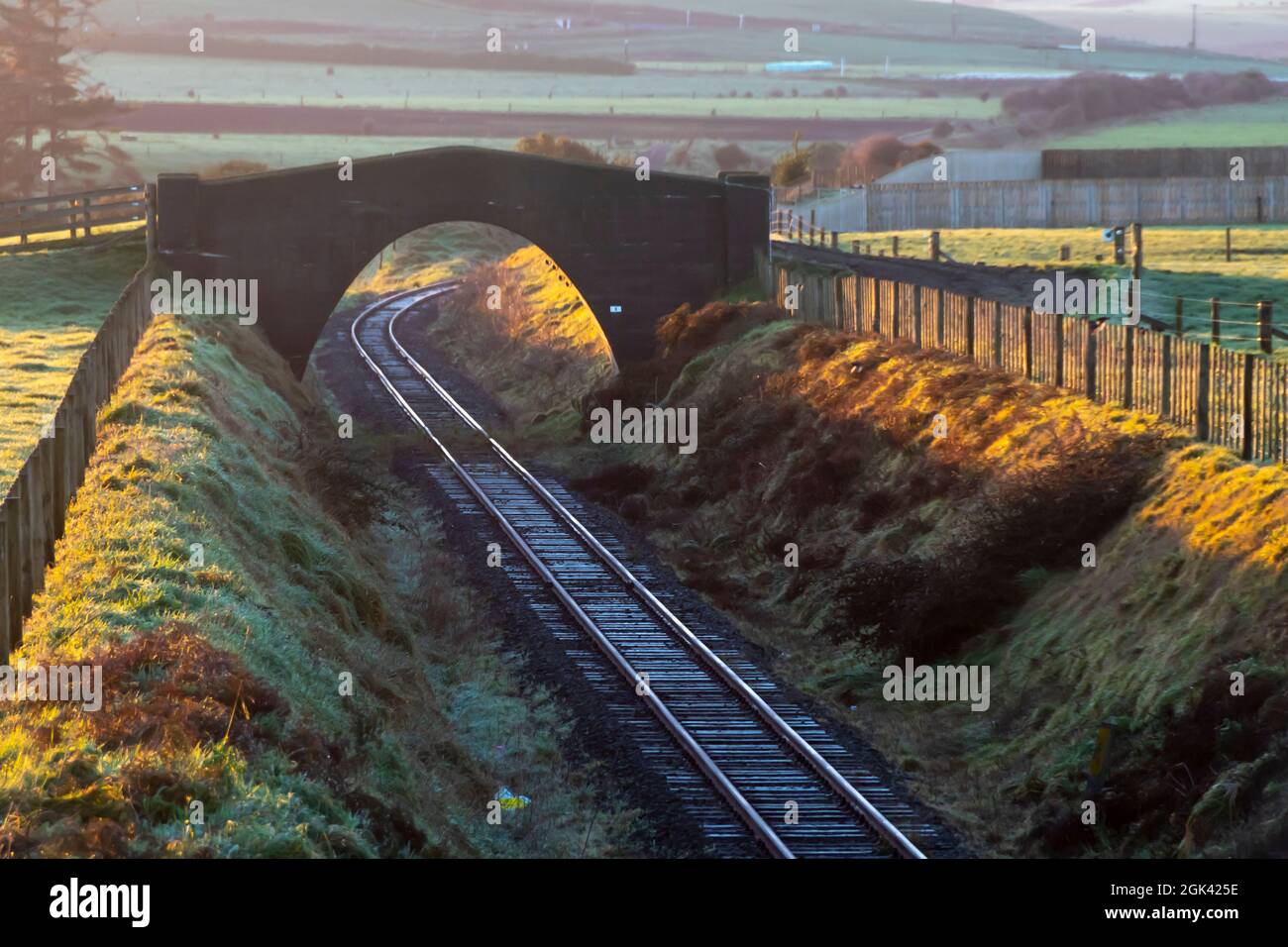 Ponte ad arco sulla linea ferroviaria a binario singolo, Taranaki, Isola del Nord, Nuova Zelanda Foto Stock