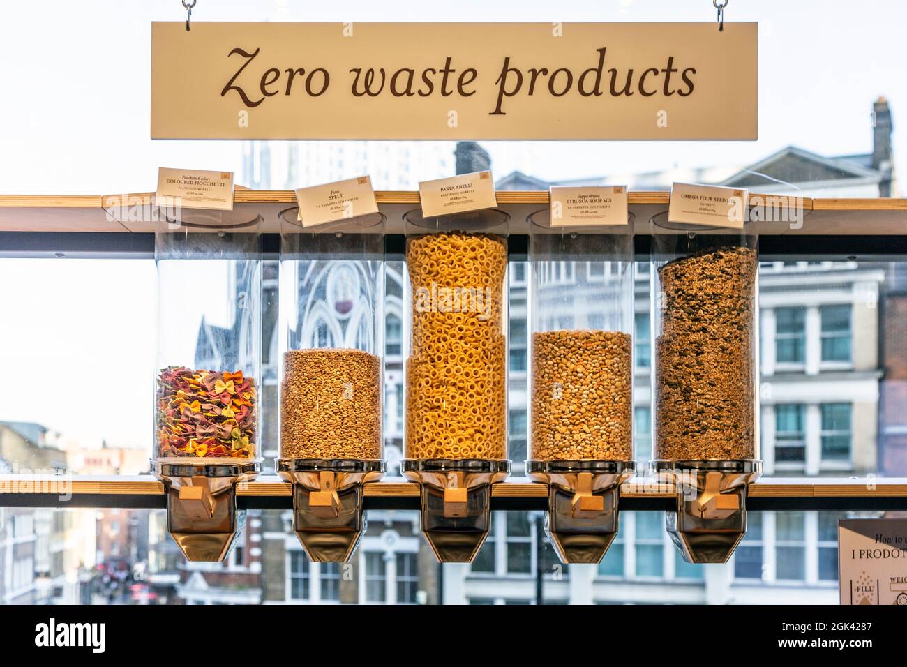 Distributori di pasta Zero Waste presso la sala alimentare italiana Eataly, Londra, Regno Unito Foto Stock