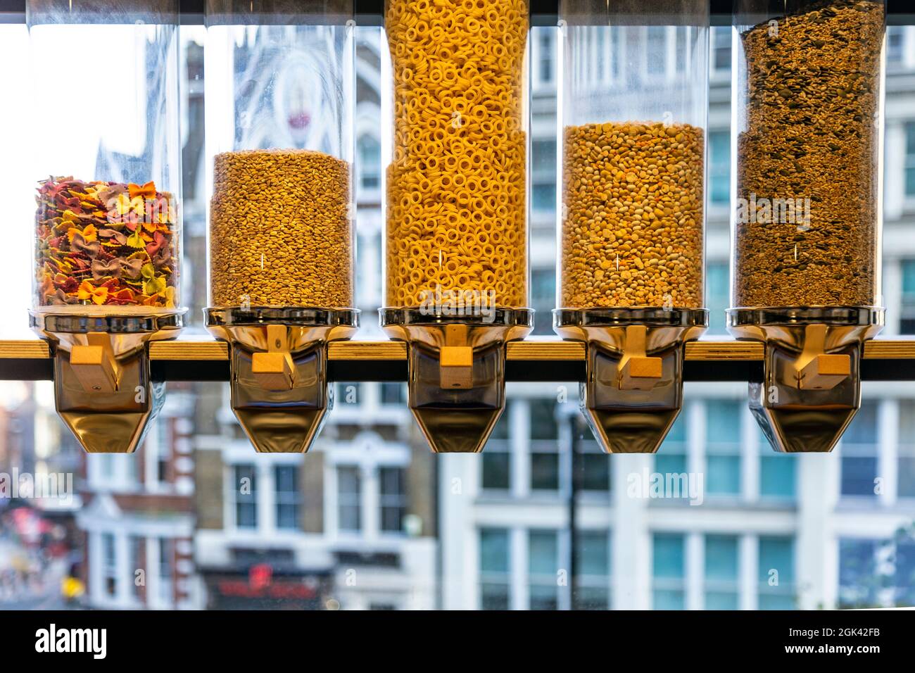 Distributori di pasta Zero Waste presso la sala alimentare italiana Eataly, Londra, Regno Unito Foto Stock