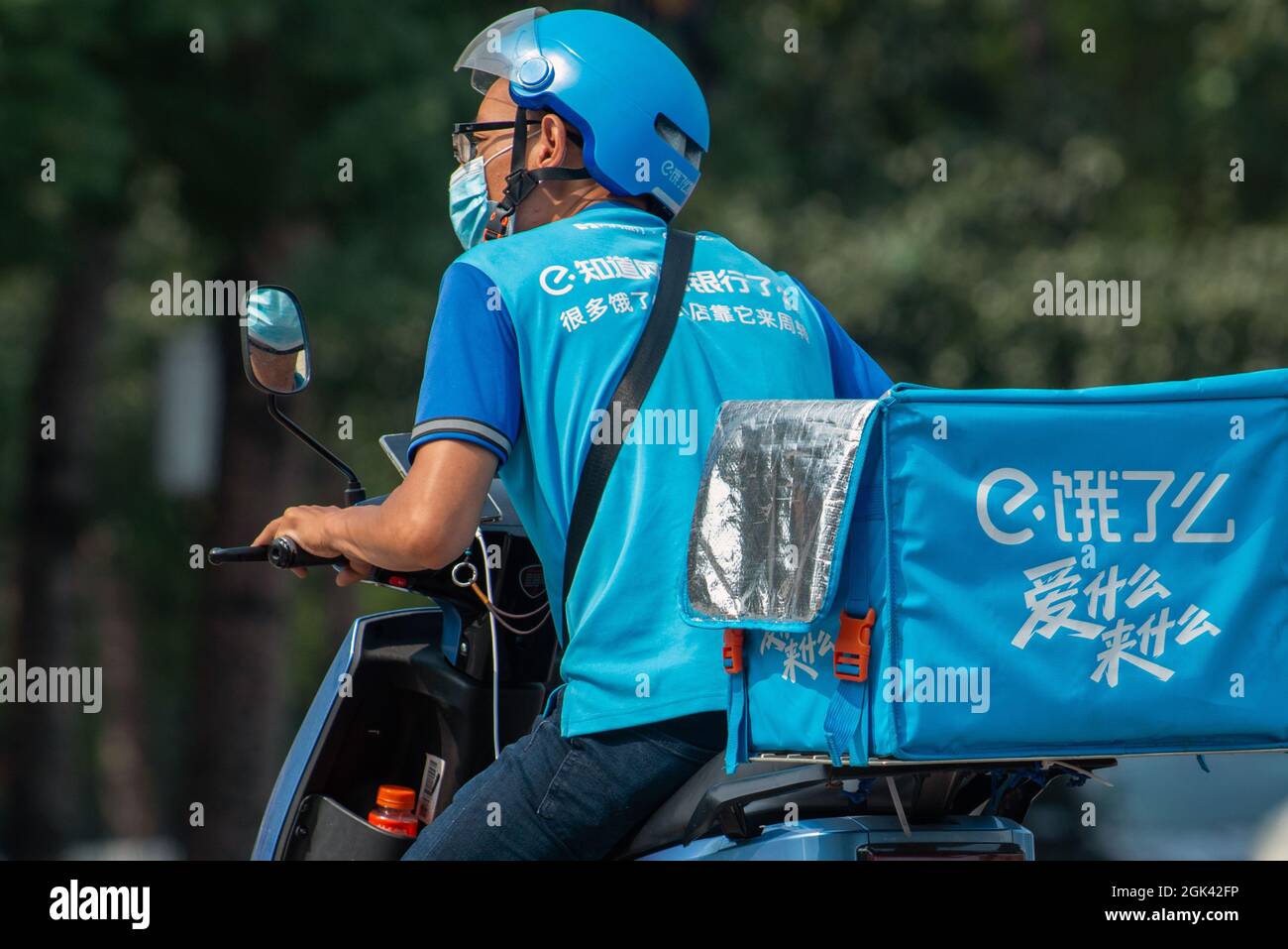 Ele.me conducente di consegna sulla strada, Pechino, Cina. 13 settembre 2021 Foto Stock