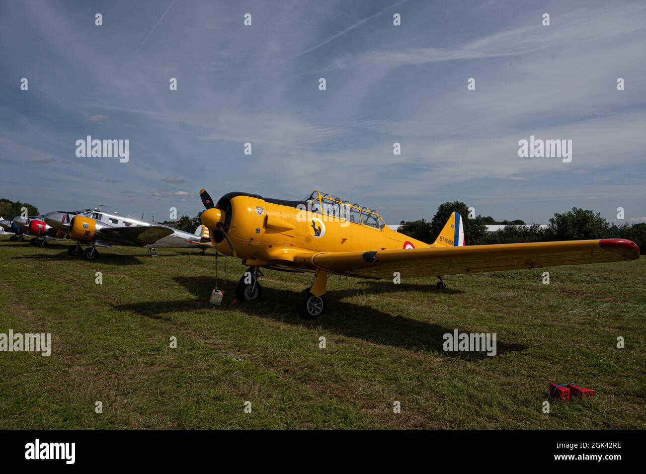 Un T-6G Texan nordamericano su un volo dimostrativo all'Air Legend annuale Air Show al campo aereo di Melun-Villaroche, vicino Parigi, Francia il 12 settembre 2021.Foto di Laurent Zabulon/ABACAPRESS.COM Foto Stock