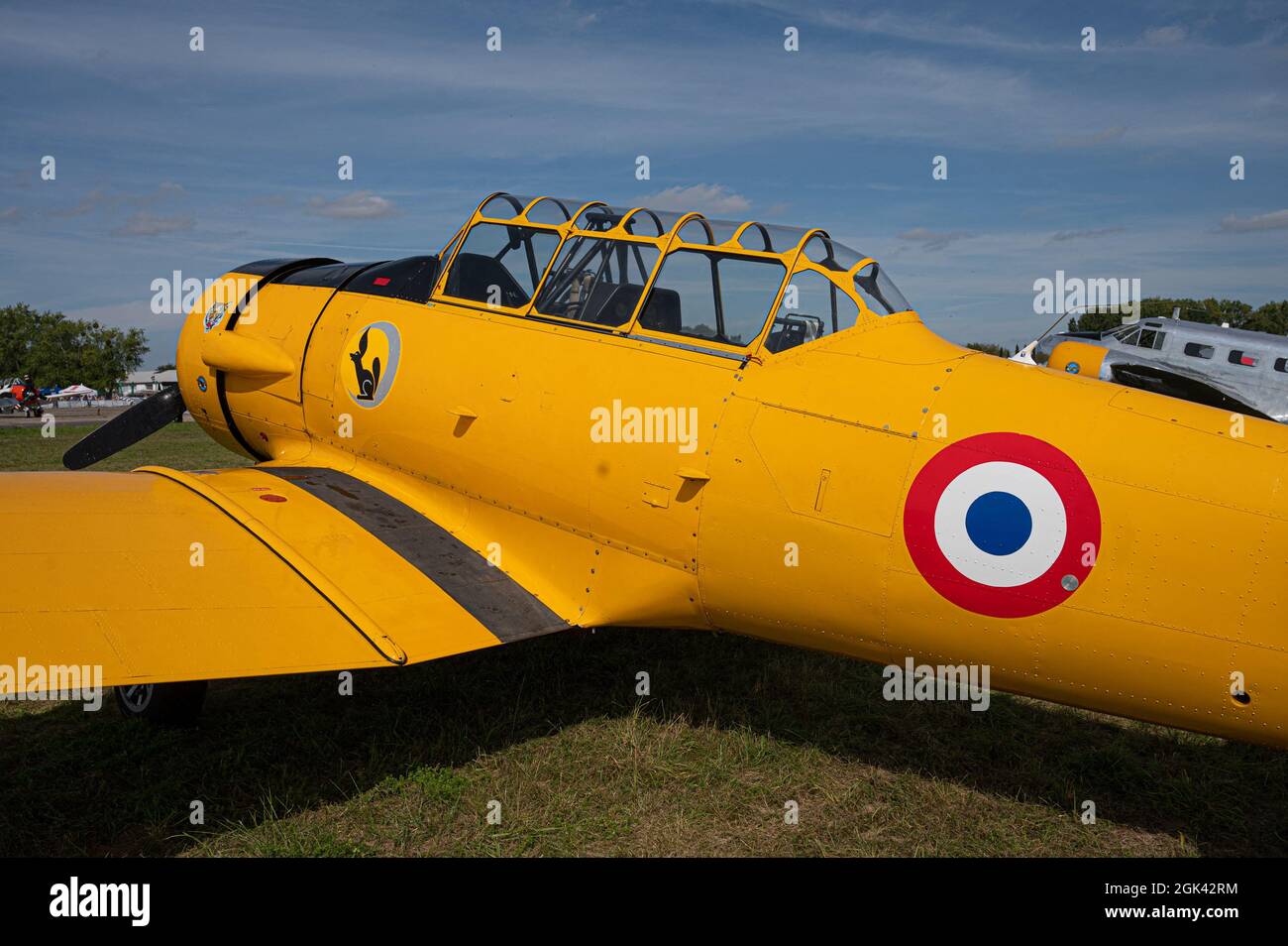 Un T-6G Texan nordamericano su un volo dimostrativo all'Air Legend annuale Air Show al campo aereo di Melun-Villaroche, vicino Parigi, Francia il 12 settembre 2021.Foto di Laurent Zabulon/ABACAPRESS.COM Foto Stock