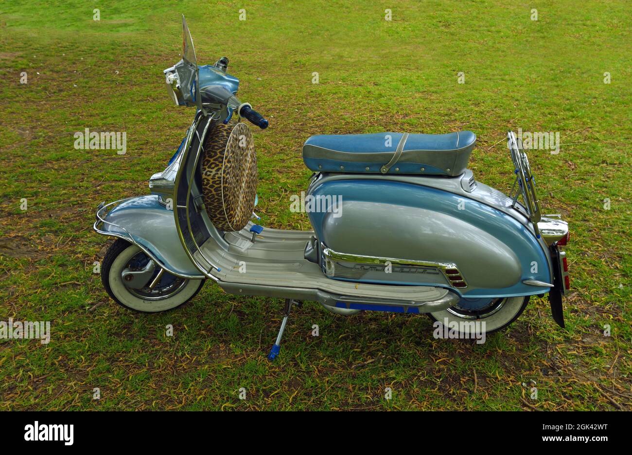 Blue Lambretta Motor Scooter parcheggiato isolato su erba. Foto Stock