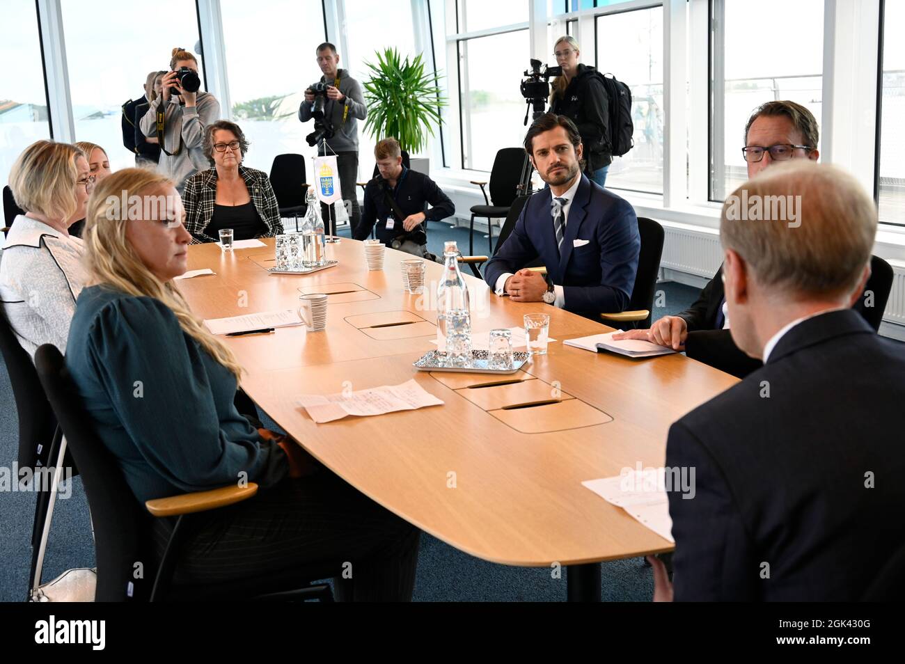 Il principe svedese Carl Philip ascolta il medico di controllo delle infezioni di Blekinge, Bengt Wittesjo, a Karlskrona. Il principe Carl Philip è in visita a Blekinge. Foto: Johan Nilsson / TT / codice 50090 Foto Stock