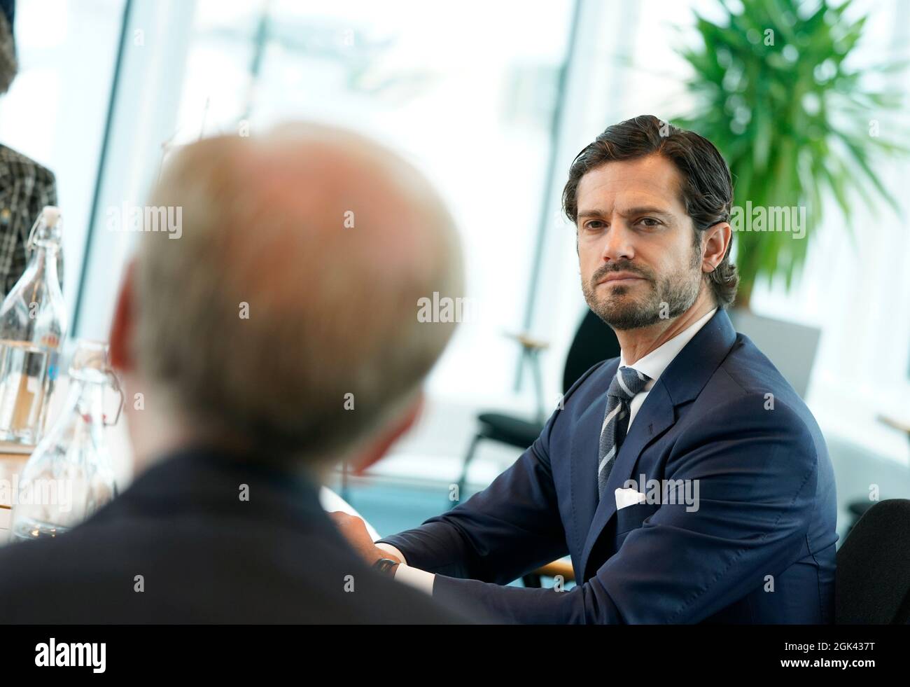 Il principe svedese Carl Philip ascolta il medico di controllo delle infezioni di Blekinge, Bengt Wittesjo, a Karlskrona. Il principe Carl Philip è in visita a Blekinge. Foto: Johan Nilsson / TT / codice 50090 Foto Stock