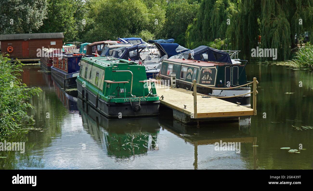 Case di barche strette ormeggiate a St Neots sul fiume Ouse. Foto Stock