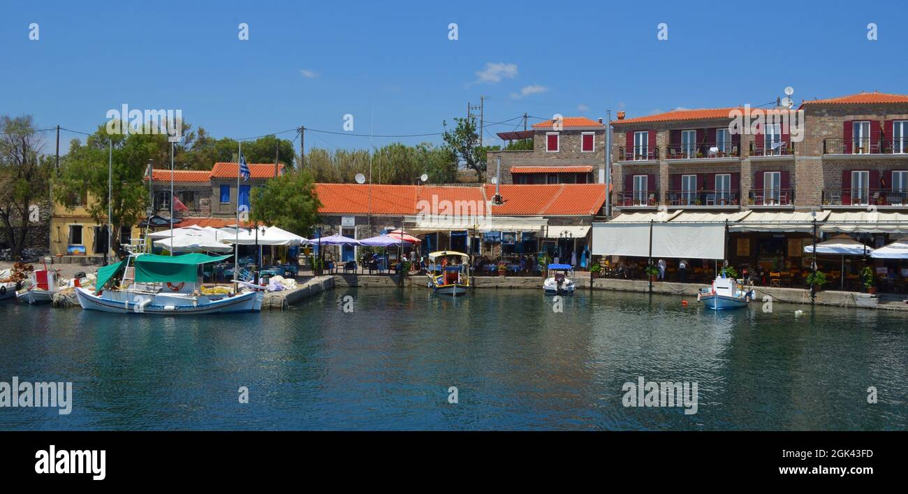 Grazioso porto di Molyvos sull'isola di Lesbo con barche da pesca e ristoranti. Foto Stock