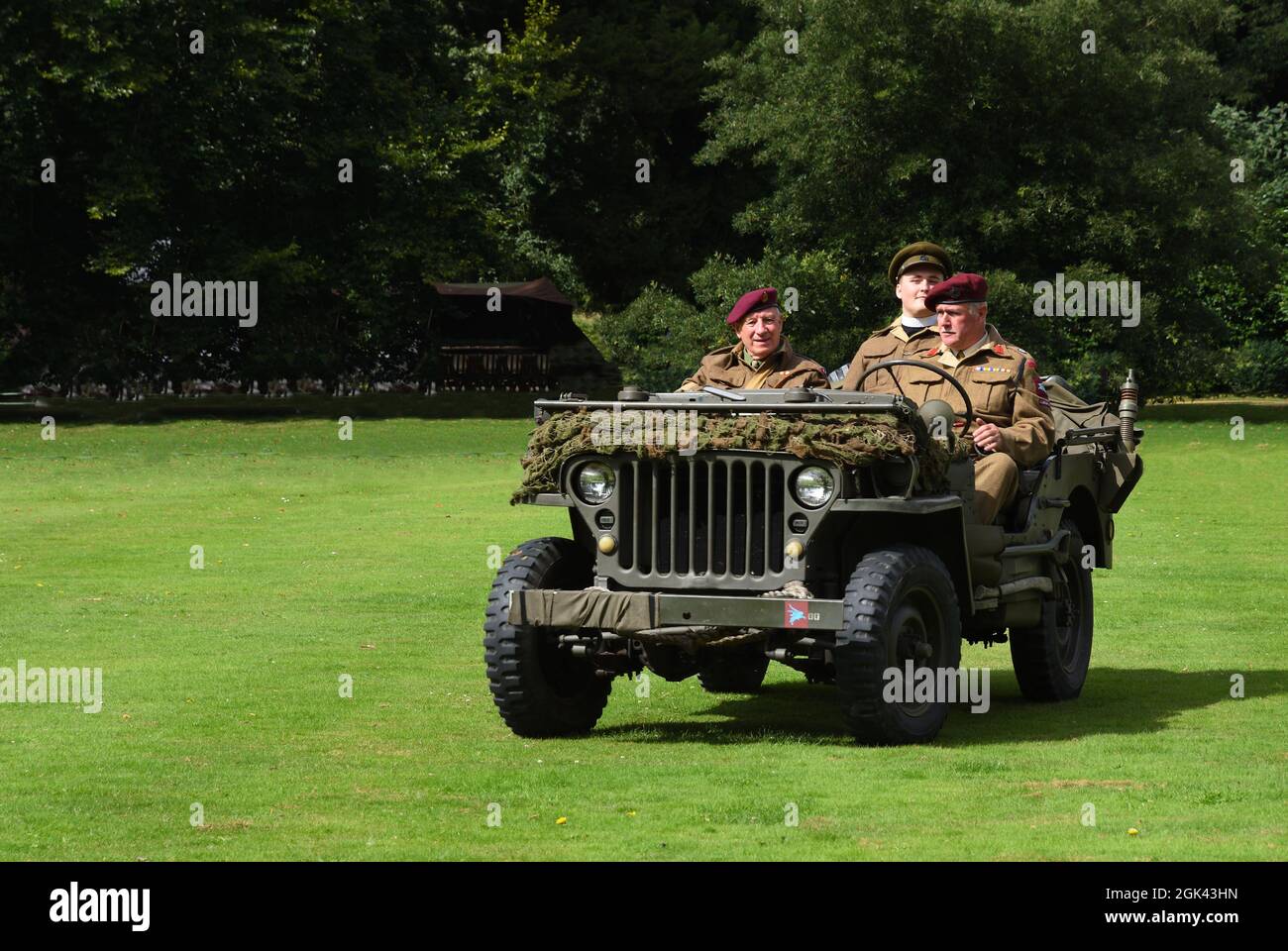 Jeep della seconda guerra mondiale con uomini vestiti come soldati britannici della seconda guerra mondiale in beretti rossi. Foto Stock