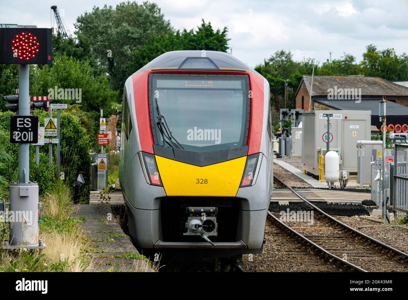 GreaterAnglia treno passeggeri che attraversa il livello di attraversamento Woodbridge Suffolk Inghilterra Foto Stock