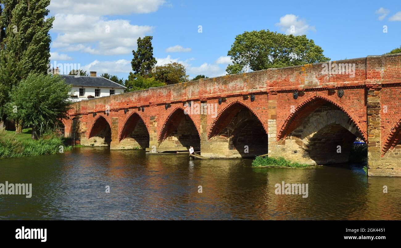 Great Barford Packhorse Bridge and pub Bedfordshire Inghilterra. Foto Stock