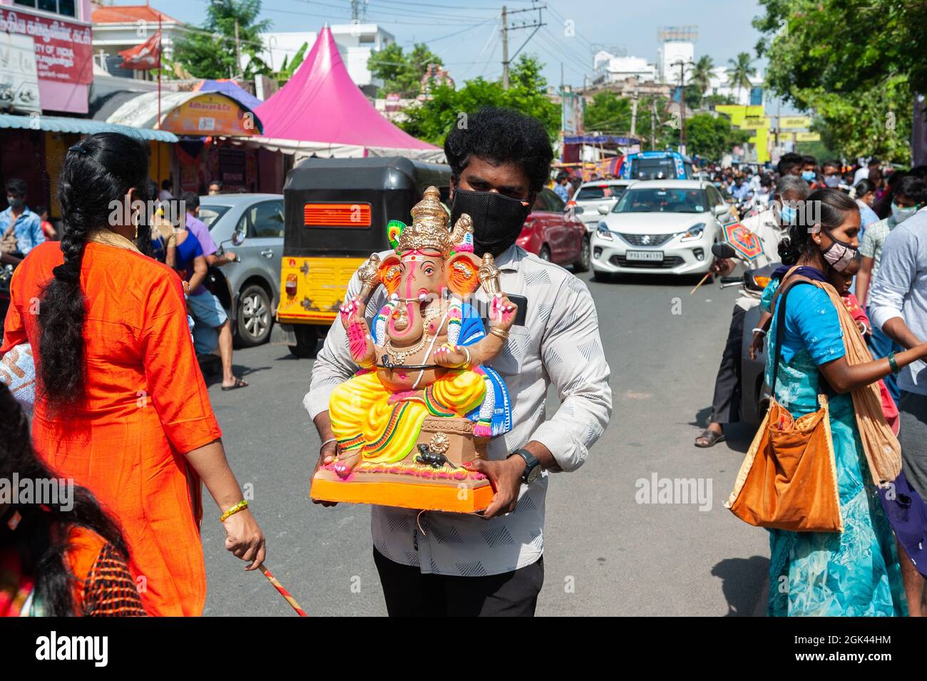 Pondicherry, India - 10 settembre 2021 - prendere una statua di Ganesh per celebrare Ganesh Pooja. Foto Stock