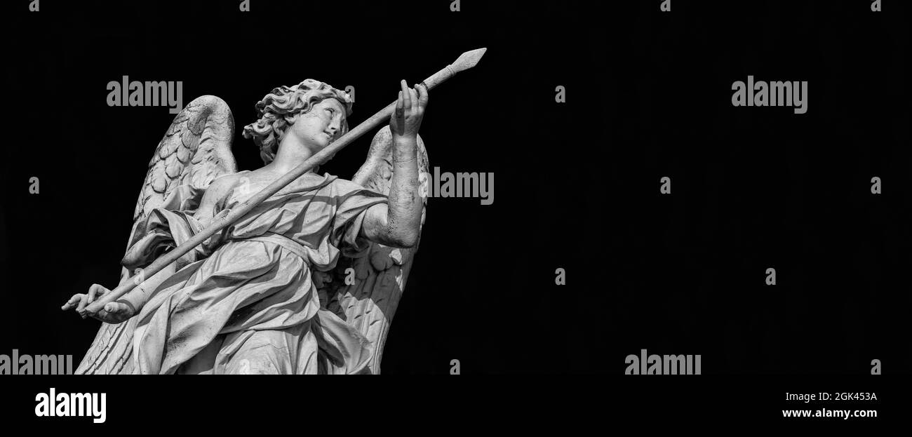 Statua dell'Angelo che regge la Santa Lance di Longino. Un capolavoro barocco del XVII secolo in cima al Ponte Sant'Angelo nel centro di Roma (Nero e. Foto Stock