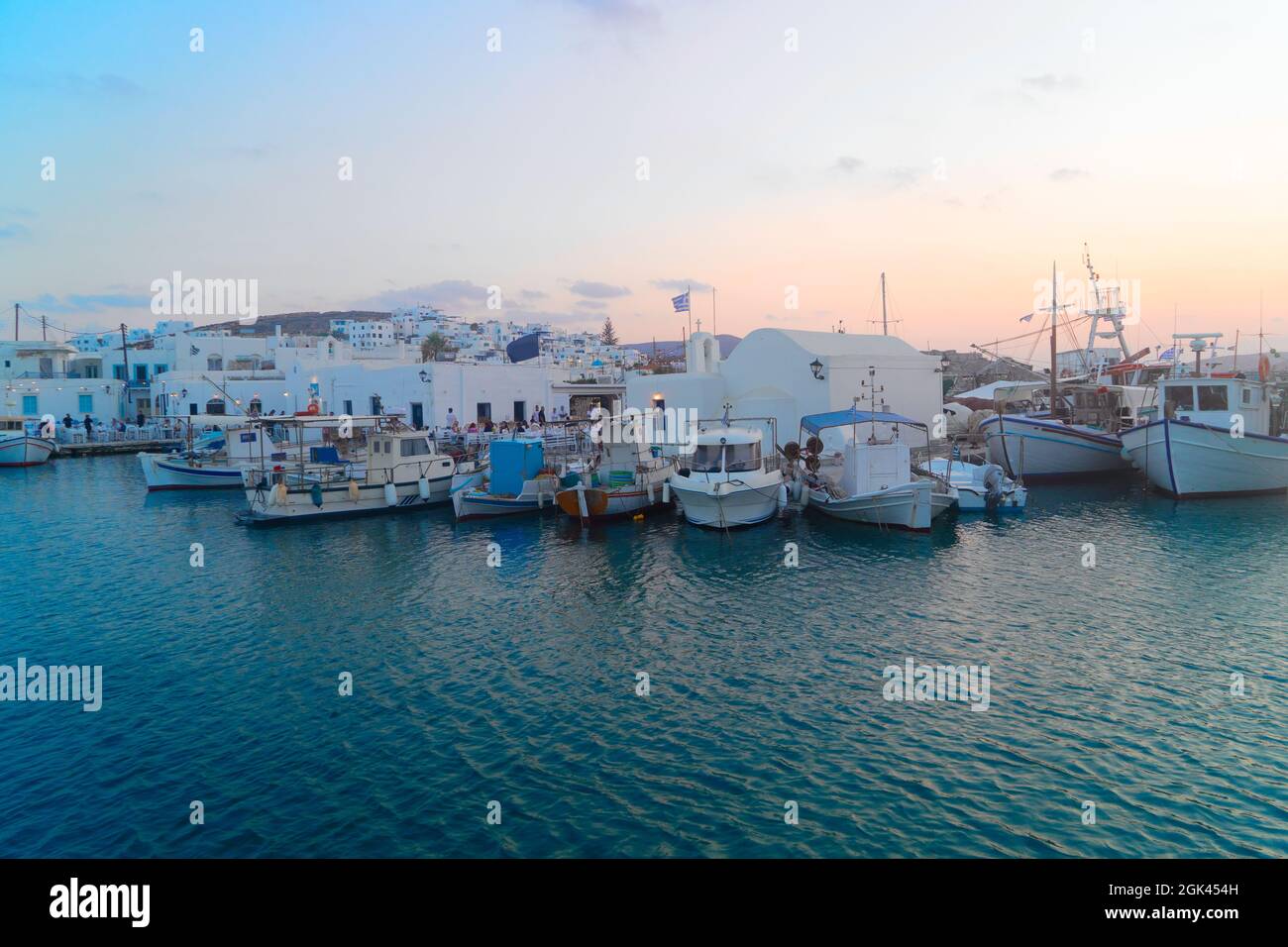 Villaggio di Naoussa con barche ormeggiate Foto Stock