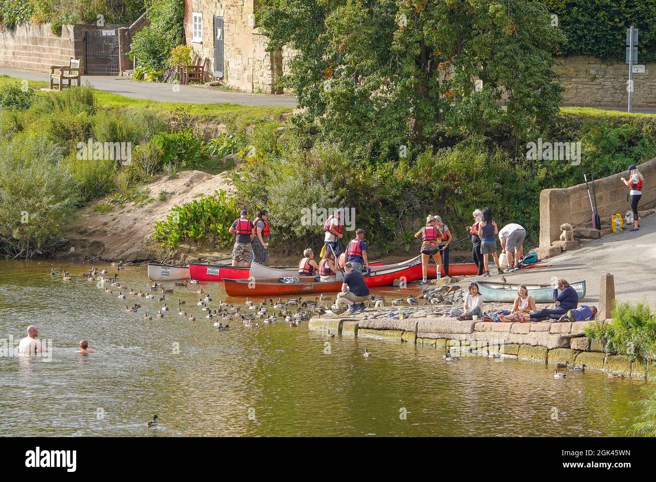 Arley, Regno Unito. 11 Settembre 2021. Vacanze di staycation nel regno unito, canoa su un fiume in gruppi e nuoto in acque poco profonde godendo il sole del regno unito. Credit: Lee Hudson Foto Stock
