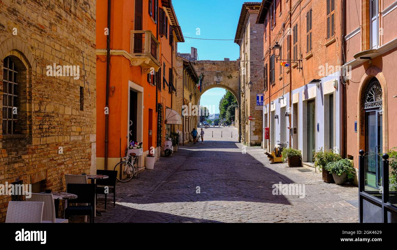 Vista sul centro storico di Fano, Marche, Italia. Città ​​entrance porta  Foto stock - Alamy