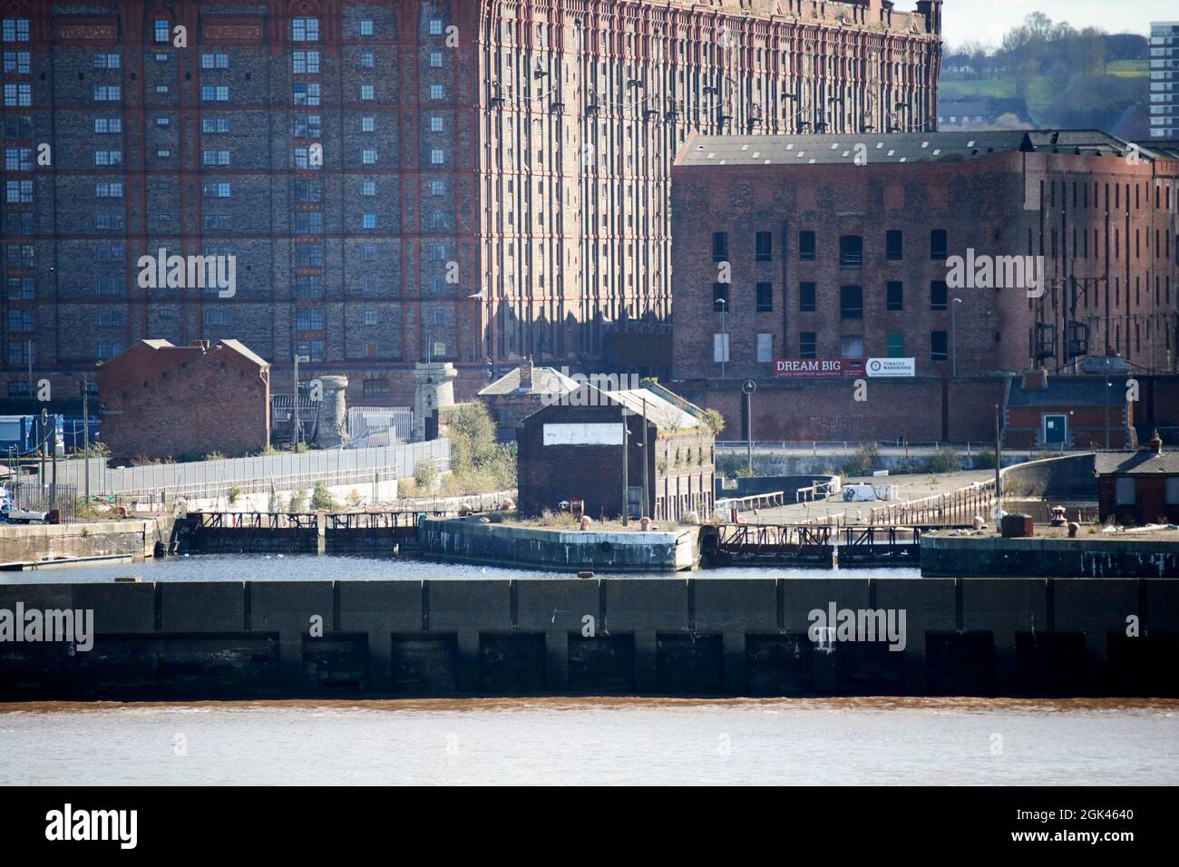 trafalgar dock con clarence ving dock e stanley dock tabacchi magazzino liverpool inghilterra uk Foto Stock