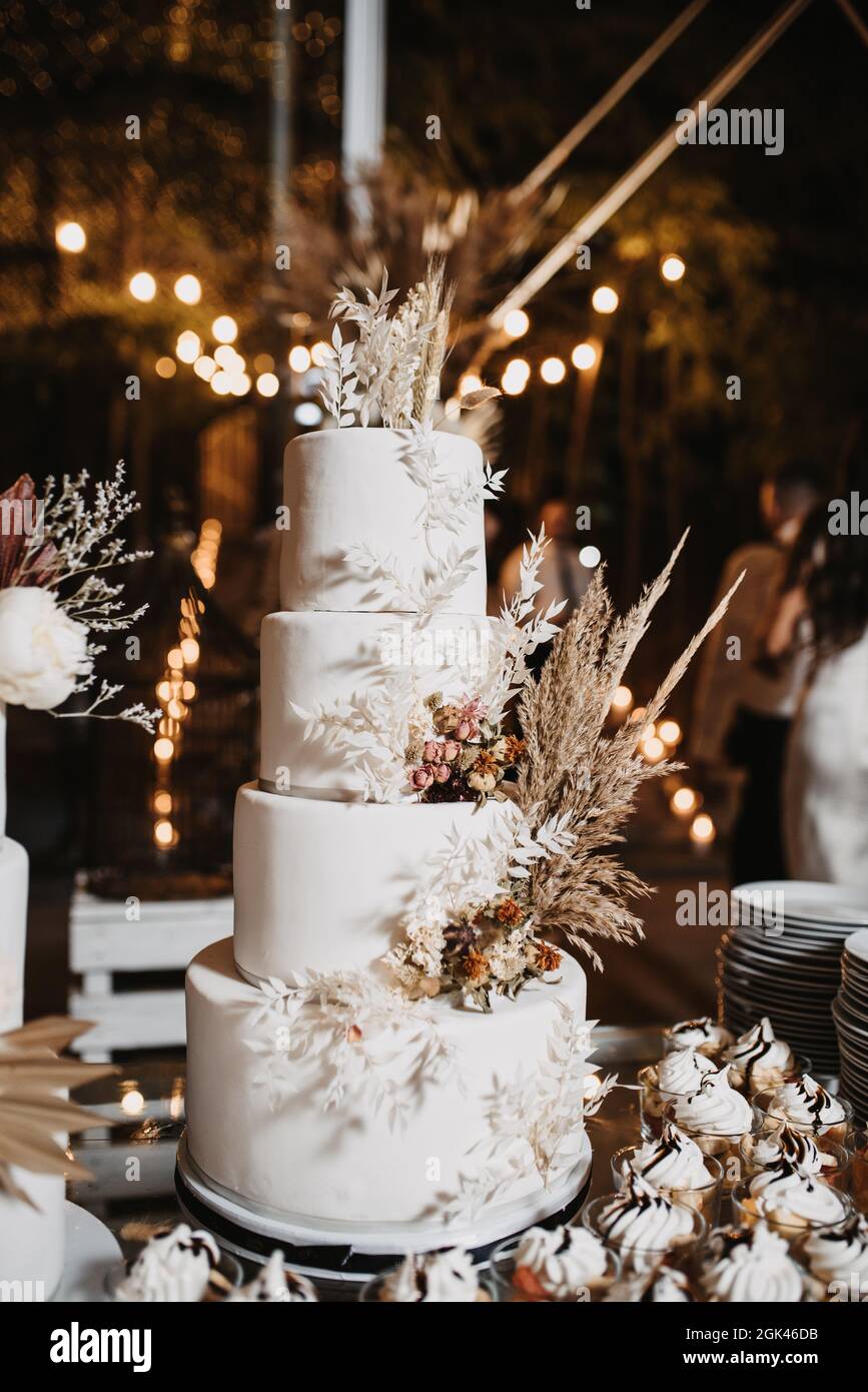 Primo piano verticale della torta nuziale con belle decorazioni. Foto Stock