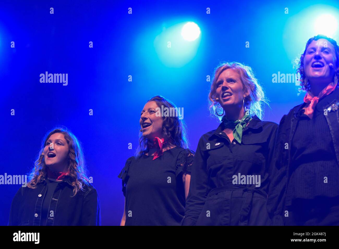 I membri di Femmes de la Mere cantano le loro tradizionali baraccatelle insieme ad alcuni materiali originali all'Eden Sessions'. La narrazione di Femmes de la Mere Foto Stock