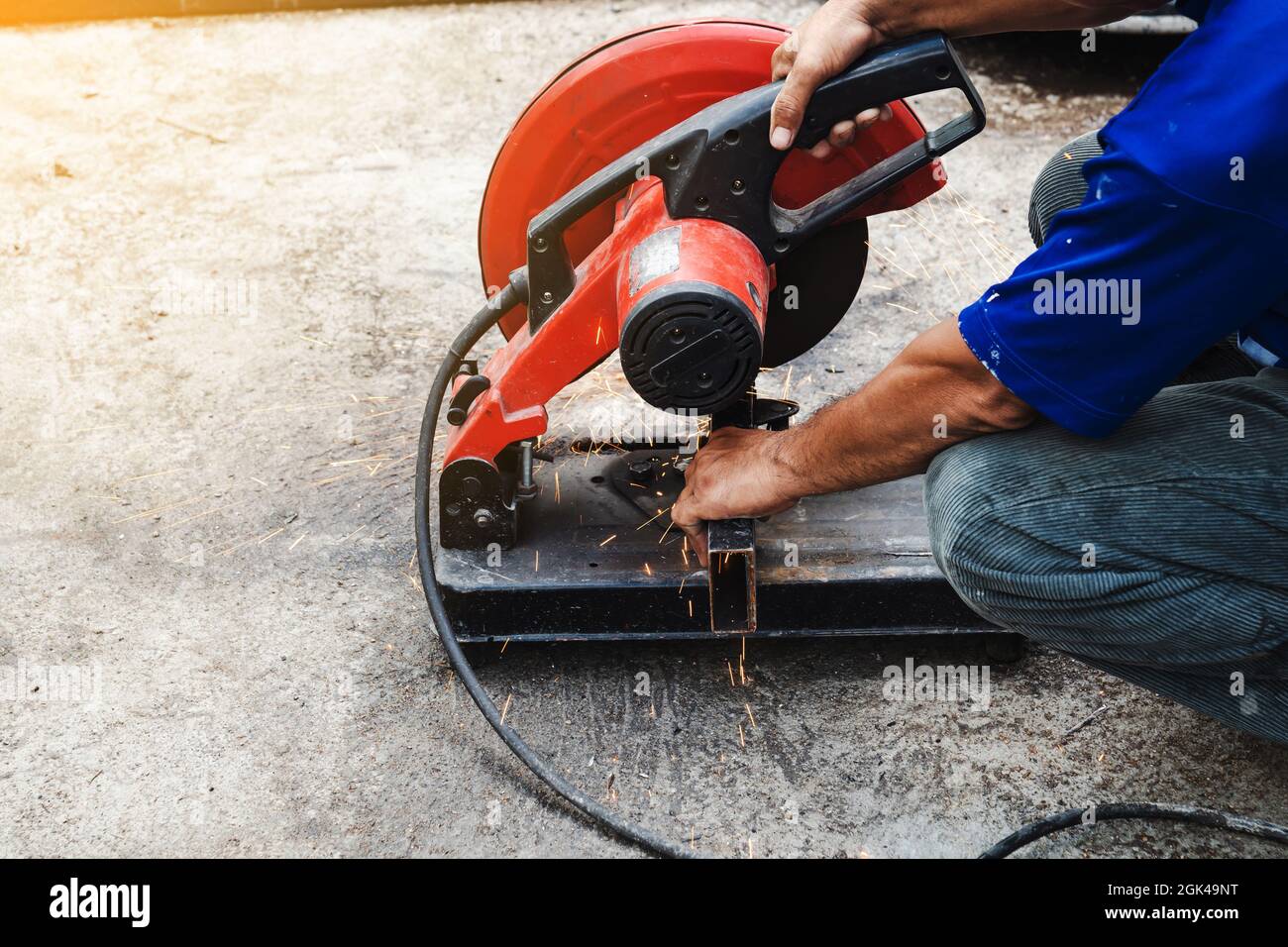 Uomo di lavoro che taglia l'acciaio con una taglierina circolare  dell'acciaio Foto stock - Alamy